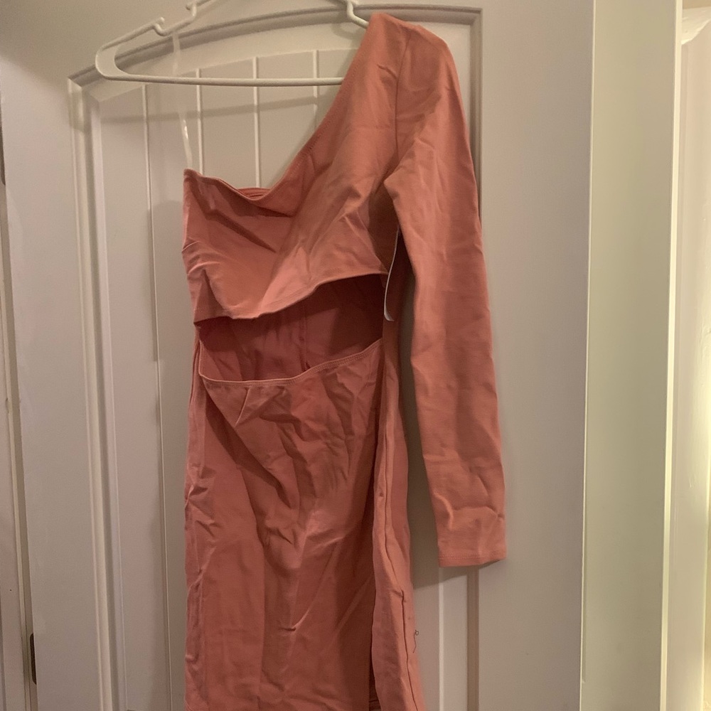 Lovely blush color that would look good on any skin color one sleeve
